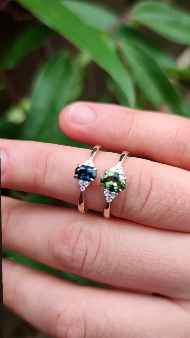0.5ct and 1ct Rosalia side by side... The smaller sapphire is 6x4mm and the bigger one is 7x5mm which doesn't sounds like a huge difference but you definitely see it 💙💚