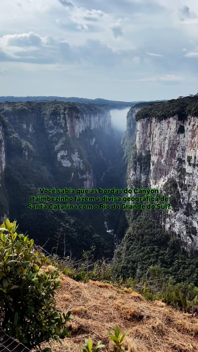 E aí? Você sabia que aqui na nossa região a divisa dos estados de Santa Catarina e Rio Grande do Sul são pela borda dos Canyons? Iniciando na nascente do Rio Mampituba ate a nascente do Rio Pelotas. Nesse trajeto encontramos os Canyons dos Parques Nacionais de Aparados da Serra e Serra Geral. Ficando o planalto em solo gaúcho, e as paredes é interior do Canyon em Santa Catarina.