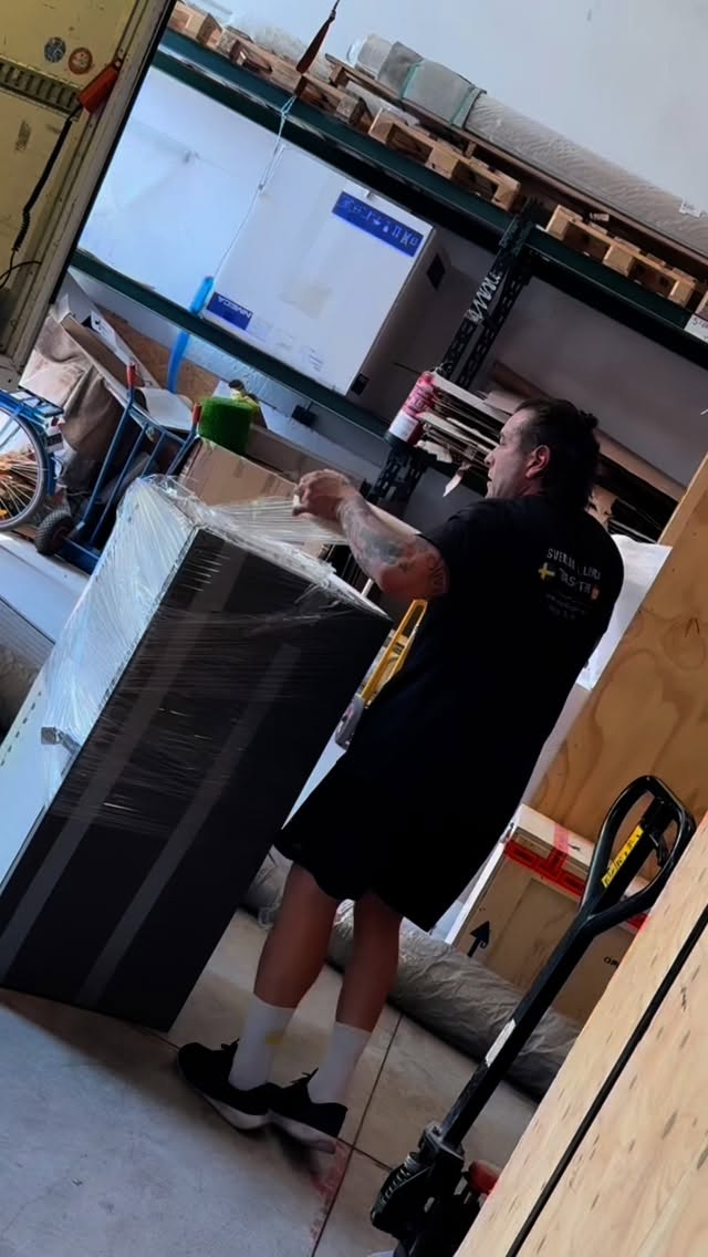 Vår barndomsvän & gamla kollega Stefan Svensson tog på säg vår tröja och kom till Palma och överraskade min andra barndomsvän & kollega Tobbe på firman big love allihopa som gjorde det möjligt ♥️🇸🇪🇪🇸#work #mallorca #transport #