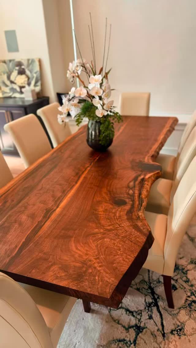 When the grain does all the talking, who needs epoxy when walnut looks this good. Legs @flowyline_design . #liveedge #interiorinspo #timelessdesign #madebyhand