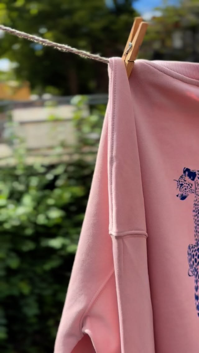 Wow, gestern war’s wieder so schön auf der Schute!☀️ Hier ein mini Einblick- die frisch gedruckten Motive hingen in der Sonne zum Trocknen, die Stimmung war toll, die Snacks wurden gesnackt – ich lieb das alles sehr! ✨
Wenn du Bock hast, dein eigenes Design zu drucken, komm vorbei! Ob allein oder in der Gruppe, alles geht!
Ganz entspannt, mit netten Leuten und richtig viel Spaß.
Link in Bio. 🖤
#siebdruck #hamburgliebe #workshopvibes #handmade #inselgefühl