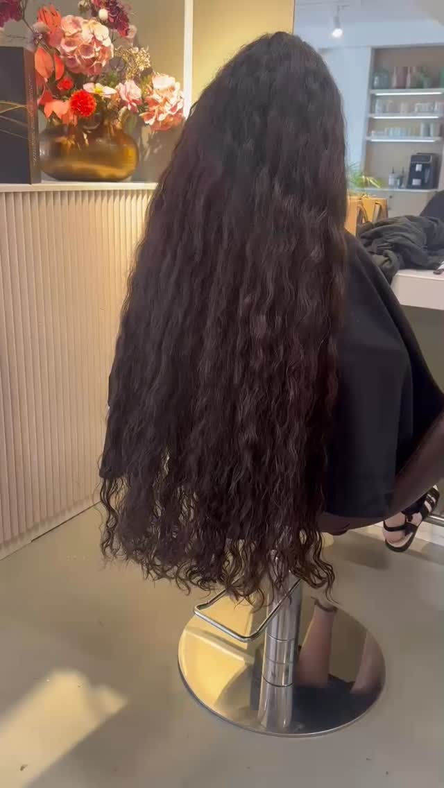 ✂️ Healthy curls check!
We knipte er een flink stuk af – en tóch blijft het haar lang.
👉 Dode punten houden je lengte niet vast, gezonde punten wél.
Regelmatig knippen = krullen die blijven glanzen, veerkrachtig zijn en mooier vallen. 🌿💫
Gecreëerd door Talitha
#CurlyHairCare #KrullenKnippen #HealthyCurls #LongAndHealthy #CurlTransformation #BonitaCabello #KrullenZonderGedoe