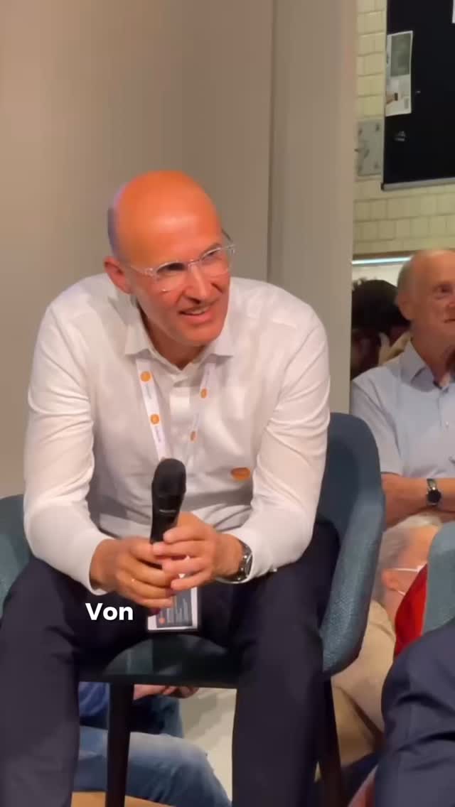🟠„Von Ihnen Herr Höttges wünsche ich mir, dass wenn Sie Oberbürgermeister werden, die Verwaltung etwas aufmischen.“🟠
Gestern Abend haben die @ohligserjongens zu Ohligs trifft…Kommunalwahl 2025 ins MAKU eingeladen. Eine tolle Veranstaltung mit wertvollen Austausch mit vielen Bürgerinnen und Bürgern und den OB-Kandidaten!
👉🏼Unsere Antwort auf dieses Statement einer Bürgerin: Gestalten statt verwalten. Jan erklärt im Video, was das für uns als SG zukunft bedeutet.
#SGzukunft #solingen #kommunalwahl2025