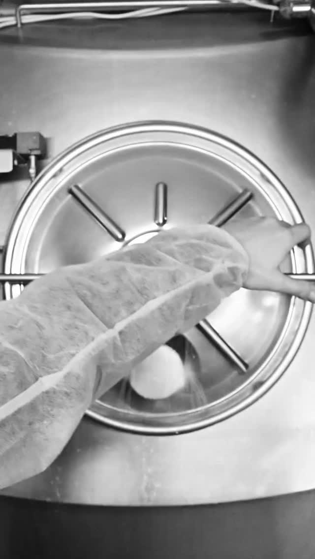 ✨ Descubre la excelencia italiana en cada bocado ✨
Desde el corazón de Campania, traemos para ti el auténtico Corazón de Leche de Latteria Sorrentina.
Una joya de la tradición quesera italiana, elaborada con leche 100% fresca y una textura tan suave y cremosa que se derrite en la boca.
Perfecto para ensaladas caprese, pizzas gourmet o simplemente para disfrutarlo tal cual… una experiencia que te transporta directo a la costa amalfitana 🌊🍋.
En Islas de Sabores somos los distribuidores exclusivos en República Dominicana, para que lleves a tu mesa lo mejor de Italia.
📍 Disponible para clientes profesionales y amantes de la buena gastronomía.
#IslasDeSabores #LatteriaSorrentina #CorazónDeLeche #ItaliaEnRD #AltaGastronomía #DistribuidorExclusivo