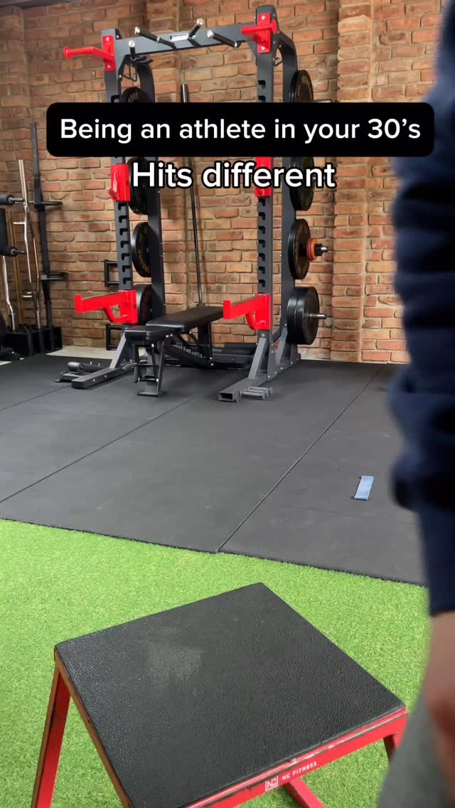 Sport in your 30s is a different game.
It’s no longer about pushing through… it’s about working with your body, not against it.
And let’s be real… it’s tough.
Detraining happens fast if you don’t stay active. Joints ache. Tendons flare up. Muscles you didn’t even know you had start screaming. And no, it’s not “just in your head.”
🔬 The science shows:
- Muscle mass + power start to decline around 30
- Recovery takes longer and demands more attention
- Injuries don’t bounce back like they used to
But here’s the good news:
With the right training approach, you can maintain, and even improve your performance.
✅ Strength training
✅ Smart running loads
✅ Mobility work
✅ Take recovery seriously
You might not keep up with the 20-year-olds… and you don’t need to. The goal is to keep your body game ready in your 30s, 40s, and even beyond (hello Masters Games 👋).
Tune in with your body and train what’s right for YOU 🙌🏼