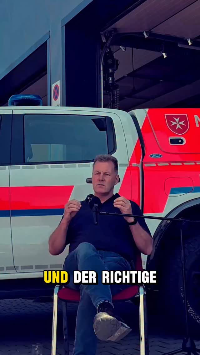 Quo vadis, Rettungsdienst? – Mindset entscheidet 🚑🧠
„Wir können nicht weitermachen wie bisher.“
Mit diesen klaren Worten bringt Ralf Bischoni, Leiter Rettungsdienst Malteser NRW, auf den Punkt, was viele spüren:
📉 Fachkräftemangel
⚡ Strukturen am Limit
🧠 Fehlende Resilienz im System
Doch die Zukunft des Rettungsdienstes hängt nicht nur von Gesetzen oder Strukturen ab –
sondern von unserem Mindset.
👉 Resilienz bedeutet, Belastung nicht nur auszuhalten, sondern daran zu wachsen.
👉 Mindset bedeutet, nicht nur Probleme zu sehen, sondern Lösungen zu schaffen.
👉 Zusammenhalt bedeutet, jede Rolle wertzuschätzen – vom RS bis zur Leitstelle.
📘 Unsere Bücher & Leitfäden (z. B. Resilienz im Rettungsdienst)
📍 Coaching & Supervision
🏥 Fortbildungen – wir kommen direkt zu deiner Wache
💬 Deine Meinung zählt:
Was braucht der Rettungsdienst JETZT, um stark in die Zukunft zu gehen?
🔁 Speichern, teilen & folgen: @rayani.rescue
Für mehr Haltung. Mehr Austausch. Mehr Entwicklung.#rettungsdienst #112 #feuerwehr #rayanirescue