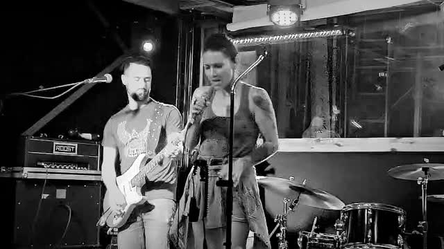 Souvenir de notre concert à @labrewoirnoirmoutier
Merci encore pour l’accueil au top !
Titre du morceau : « My Heart’s Not Black »
Qui est aussi le titre de l’album 😉
Toutes les infos de Dead Leaf 👇👇👇
https://linktr.ee/deadleafofficial
#deadleaf #keyboard #drum #electricguitar #womansinger #rock #blues #livemusic #bass