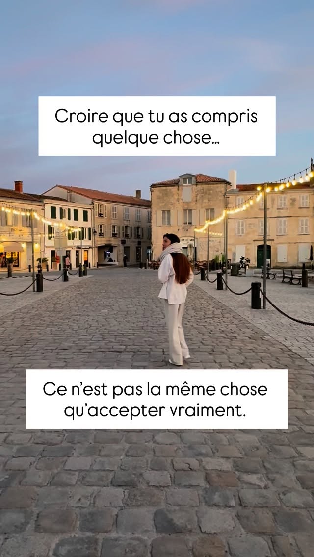 J’ai remarqué dans ma vie et avec les personnes que j’accompagne : parfois, on croit comprendre parce qu’on sait, mais savoir quelque chose n’est pas la même chose qu’accepter vraiment.
🧠 Le cerveau se protège :
L’amygdale détecte la peur et déclenche un mécanisme de protection. Le mental se rassure en créant l’illusion qu’on a souvent tout compris.
Résultat ? On croit savoir, mais on ne ressent pas vraiment, on n’accueille pas nos émotions.
En prépa, on travaille sur :
- prendre conscience de ces mécanismes,
- apprendre à écouter son corps et ses émotions,
- oser accueillir ce qu’on ressent, même si ça fait peur,
- sortir progressivement de la zone de confort du mental.
C’est là que le mental devient un vrai allié, et que la progression devient réelle ✨
#performance #objectif #angouleme #charente #mindset #preparationmentale #mentalhealth #confianceensoi