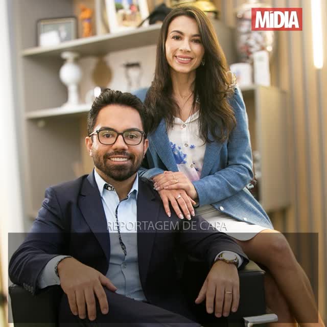 Com mais de 400 transplantes capilares realizados e protocolos de emagrecimento reconhecidamente seguros, a Clínica Aporia une estrutura de ponta, equipe qualificada e atendimento humanizado para devolver autoestima e bem-estar aos clientes.
Da luta pessoal à referência regional, a história da Clínica Aporia percorre um caminho que transformou adversidade em inspiração. Localizada no coração da “rua dos médicos”, à rua Coronel Antonio Costa, a poucos metros da Catedral e da Santa Casa de Guaxupé, está instalada uma clínica que une ciência, tecnologia e acolhimento em um espaço de mais de 400 m². Idealizada e fundada pelo médico Rodolpho de Andrade Carvalho, e por sua esposa, a nutricionista Carolina de Carvalho, a Aporia Centro de Saúde Integrada tornou-se referência regional em transplante capilar com técnica FUE de alta densidade e programas personalizados de emagrecimento. A trajetória, porém, começou com uma história de superação pessoal.
Leia a reportagem completa >>> link na bio.