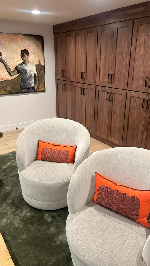 🤩🤩🤩 @herringconstruction dreamy living room! Popping colors, wouldn’t you like to kick your feet up here? #trademarkflooring #utah #floorpros #onsite #jobsite #underconstruction