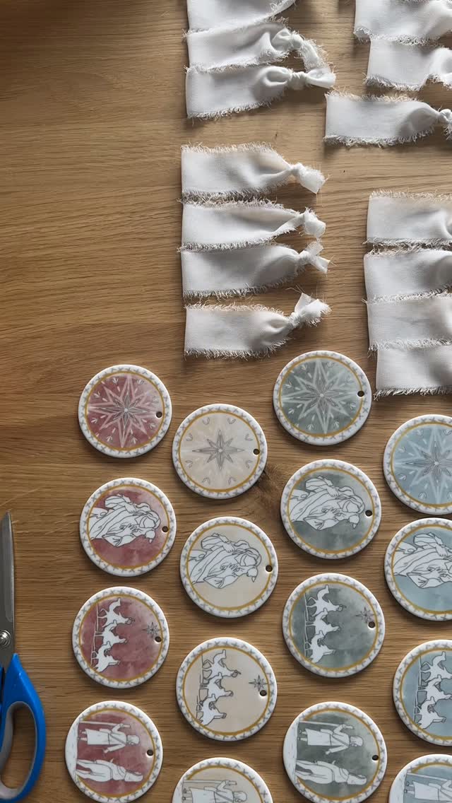 Christbaumornamente - in the making 🎄🤗🤍
Liebe in jedem Detail! Handarbeit könnte nicht mehr passen ;) von den gezeichneten Bildern, über den Druck, das Vorbereiten und Zurechtschneiden, das Pressen, das Zusammenfügen aller Einzelteile, sowie schließlich das Verpacken und Versenden.
-> 🤗 Handarbeit könnte nicht persönlicher sein.
Ich schicke jedes Seit mit ganz viel Liebe und Hoffnung an die neuen Besitzer raus. Mit wünschen und träumen, für diese besondere Zeit. ✨
#innehalten
#refokussieren
#vorfreude
Da steckt 🖤 drin!