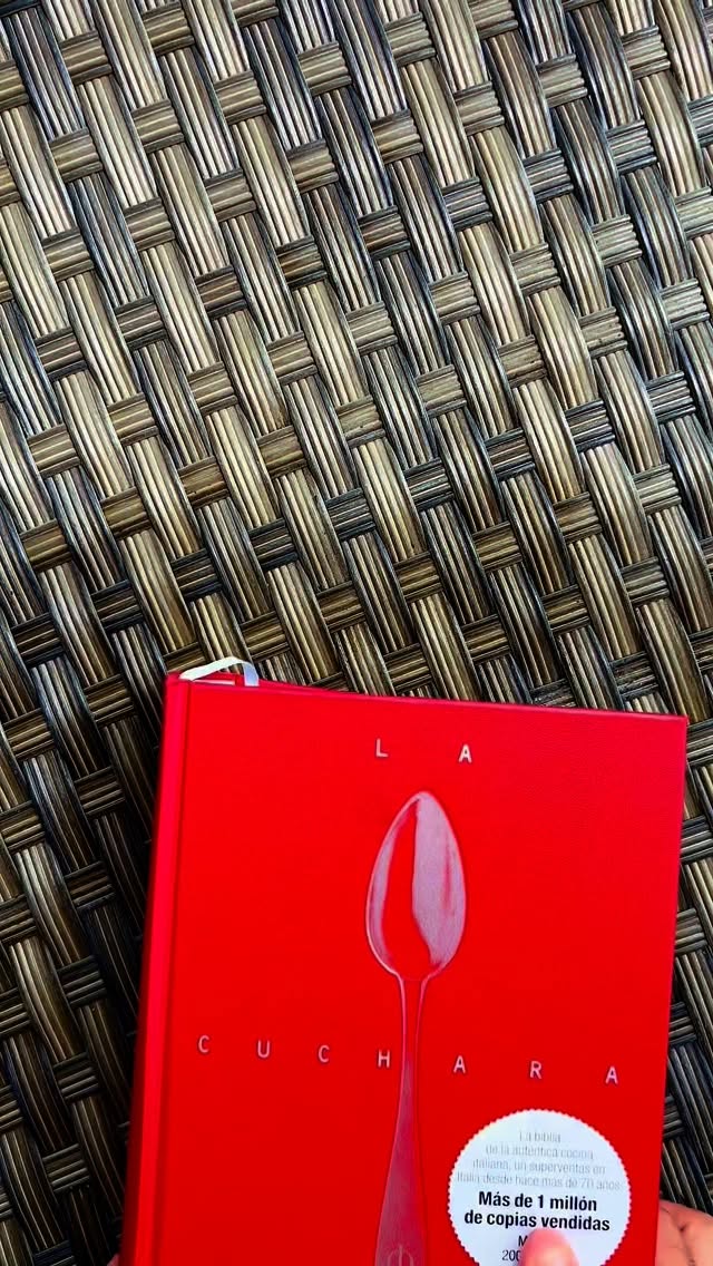 La Cuchara de Plata.
En Italia, este libro se regalaba a las mujeres cuando se casaban, como si fuera el manual definitivo de cocina.
Y mañana arrancamos con uno de sus clásicos: pollo a la cazadora.
Mañana a las 6 pm te comparto la receta completa.
#foodie #recipe #nuevareceta