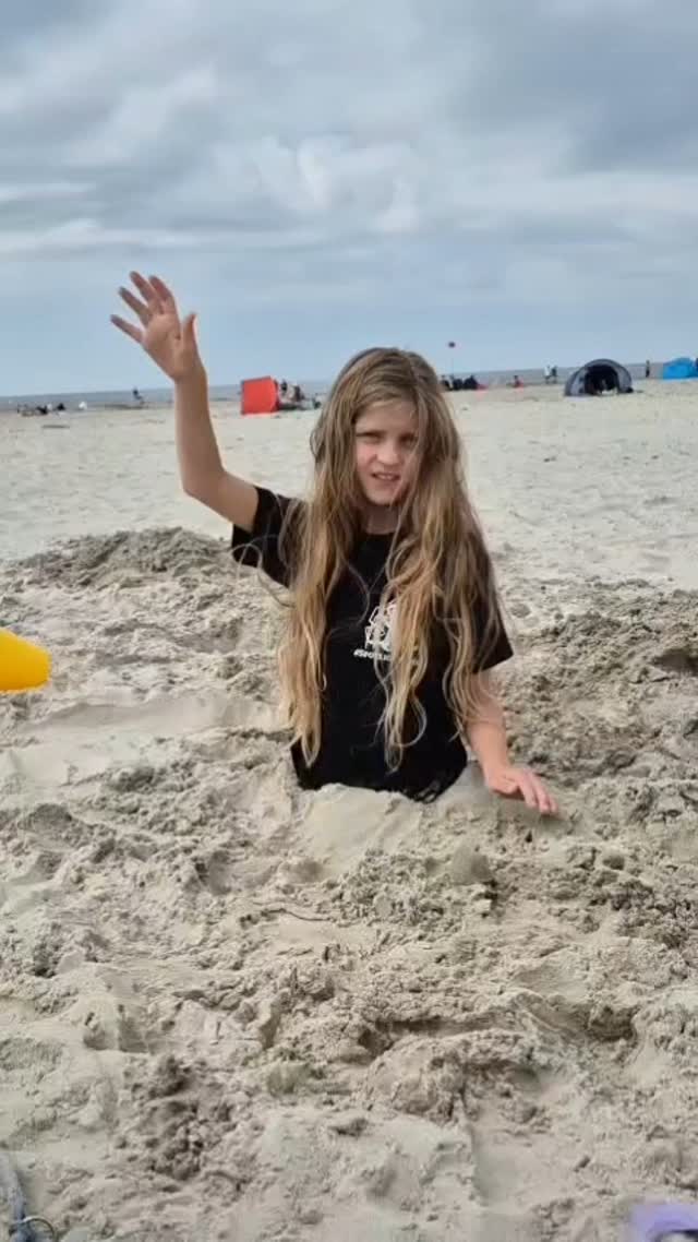 Summer Hype mitten im Sand vom schönen Strand in St. Peter Ording🌊☀️🕶 Annabelle hat für diese Performance tief gegraben. Lasst ihr ein Like da für ihr kreatives Video. Mega cool finden wir 👏