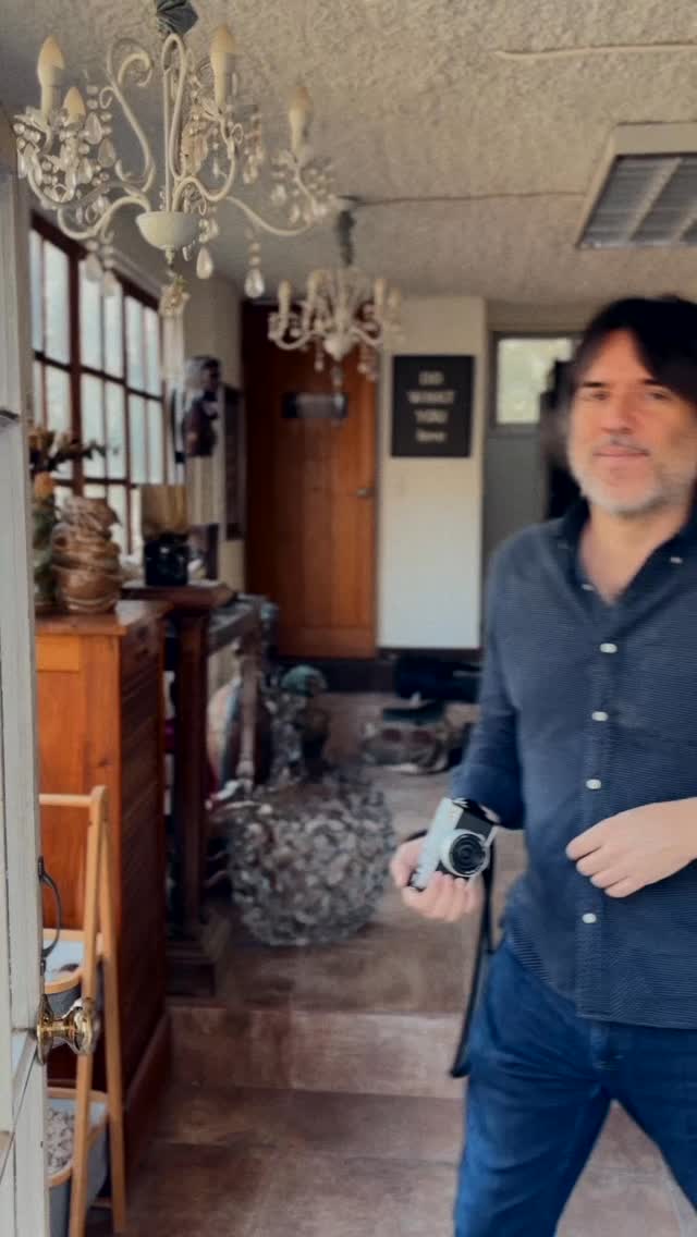 Probando la increíble #fujifilmxe5 de @fujifilmx_cl_oficial con la @carolinaramos_art en su taller. Increíble la cámara! Super recomendada