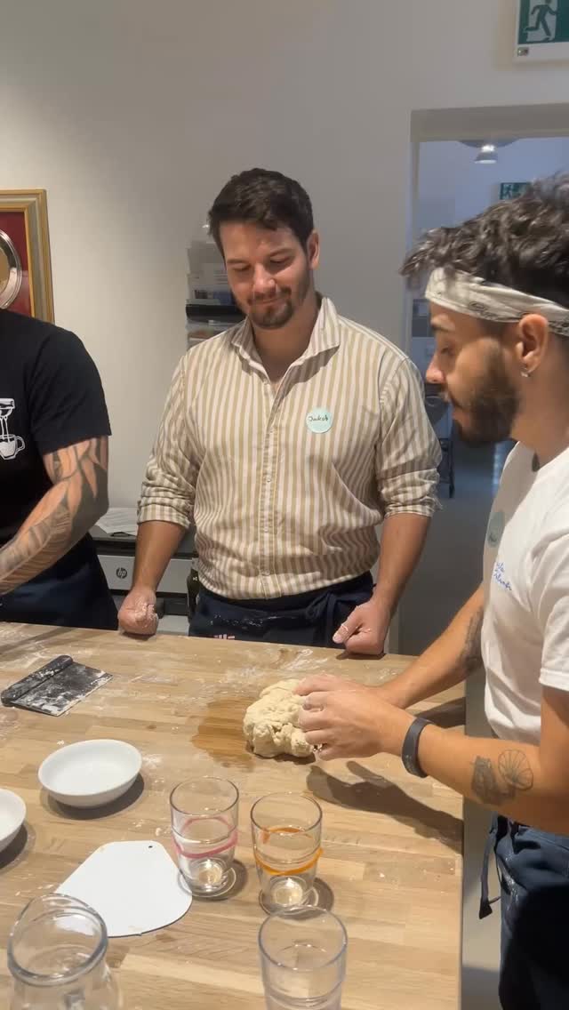 This song pretty much describes the feeling of our workshop 🎶🍕 Come and see for yourself – the magic of Neapolitan pizza is waiting for you.
#scuolavolante #pizzaworkshop #neapolitanpizza #pizzanapoletana #pizzatime #pizzalovers #vienna #foodieexperience #italianvibes #handsonpizza #homemadepizza #pizzamoments #fromnapleswithlove #pizzavibes