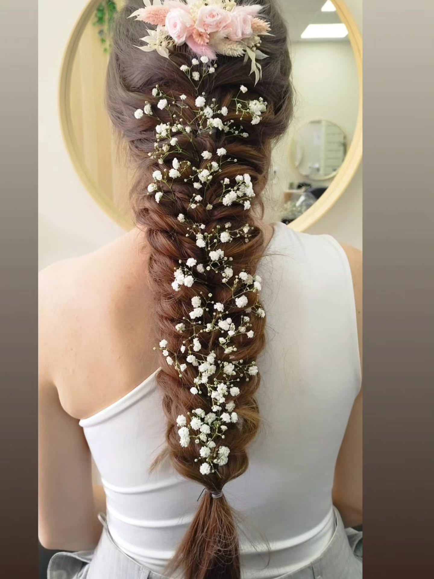 👰✨ L’élégance au naturel ✨👰
Un chignon tressé orné de délicates fleurs pour un esprit romantique et bohème, idéal pour un mariage ou une occasion spéciale 🌸💫
✔ Une coiffure sophistiquée mais naturelle
✔ Des fleurs fraîches pour sublimer la tresse
✨ Un grand merci à notre cliente pour sa confiance ! ✨
👉 Réservez votre essai coiffure mariage dès maintenant ✨
#CoiffureMariage #ChignonBohème #WeddingHair #EspritRomantique #BrideToBe