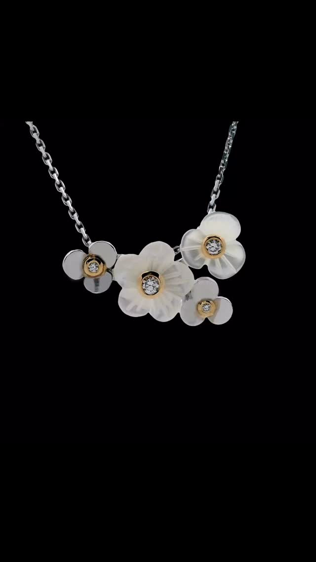 Two in pearl, two in gold — four blossoms in motion, each set with a diamond.
A bespoke necklet we recently created for a pilot who’s earned her fourth stripe.
Commissioned by her beautiful family who helped her take off.
#flowerjewellery #motherofpearl #pearlcarving #bespokejewellery #adelaidejeweller #martinrogersjewellers