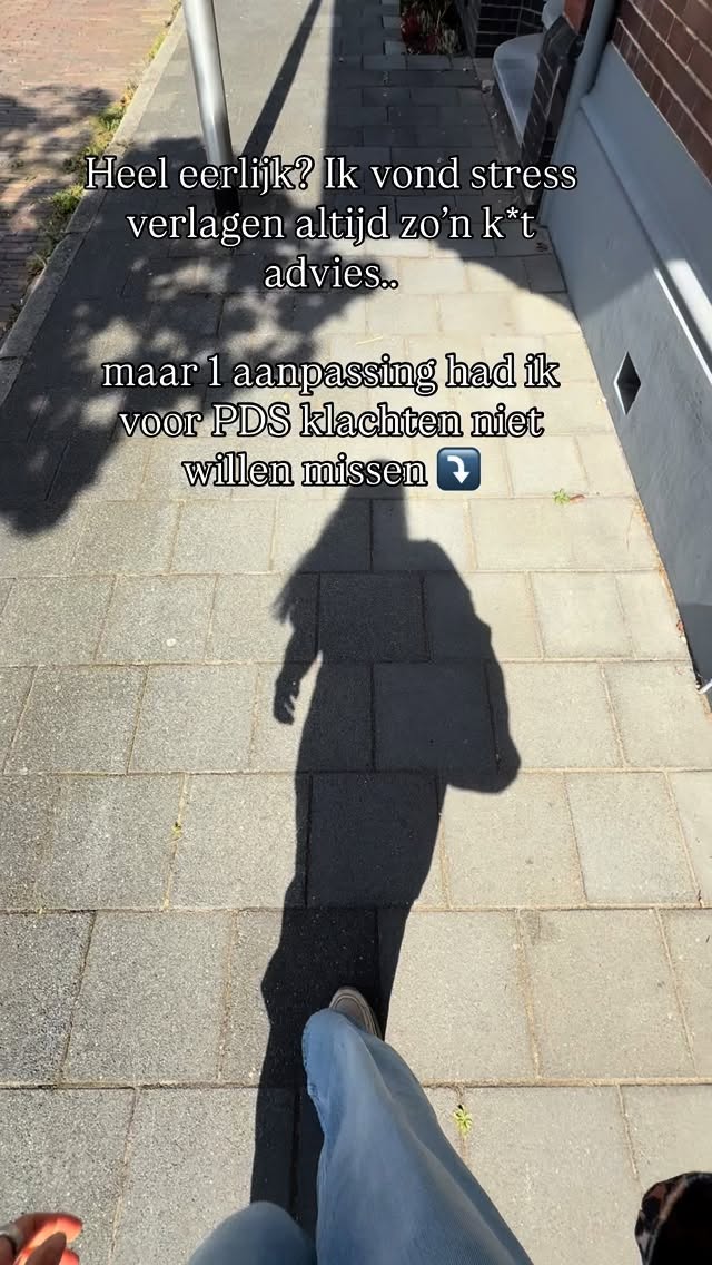 Tien jaar geleden (oké, bijna 13 jaar – ik word oud 😅) probeerde ik werkelijk álles om van mijn PDS af te komen. Diëten, specialisten, therapieën… niets hielp.
Wat wél verschil maakte? Minder druk maken over mijn klachten. Daarvoor zette ik mindfulness in en het veranderde mijn angst rondom klachten compleet.
Maar wat ik nu nog steeds dagelijks toepas om stress te verlagen?
Een stabiele bloedsuiker.
Waarom?
Je alvleesklier is essentieel voor je spijsvertering - het maakt de enzymen aan die je eten verteren. En laat dat nou óók het orgaan zijn dat je bloedsuiker reguleert.
Stress is een enorme trigger voor je bloedsuiker. Het is de #1 oorzaak van insulineresistentie. En dat leidt tot:
1: Meer cravings (ja, die ongezonde trek 😅)
2: Schommelingen in je bloedsuiker
3: En een spijsvertering die helemaal niet blij is
Kortom: bij PDS-klachten staat bloedsuiker in balans bij mij met stip op nummer 1.
Want wat je misschien niet beseft: een schommelende bloedsuiker geeft óók stress. En stress maakt je PDS-klachten erger.
Dus: breng eerst je bloedsuiker in balans → verminder stress in je lijf → verhoog je energie level → help je buik beter te verteren.
Wil je meer leren over je stofwisseling verhogen? Je bloedsuiker optimaliseren? 23 september geef ik een gratis masterclass. Aanmelden kan via link in bio “the energy game”
Liefs 💕