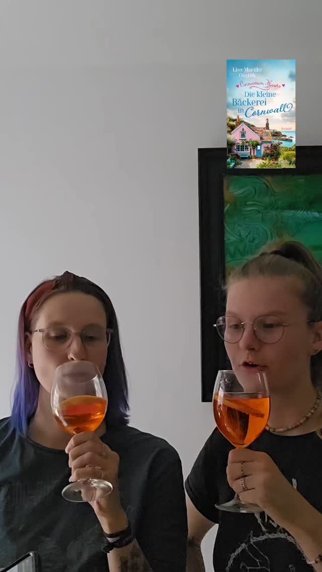 Meine 2 besten Freundinnen haben mal für euch darauf reagiert, was ich euch am Montag zeigen darf. Und es wird guuuuuut.
Gibt es Vermutungen, was da schönes kommen könnte? 👀
Happy Releaseday!!
Darum geht's in Cinnamon Hearts:
Liebe, Flüstern und Zuckergebäck: Willkommen in der West View Lane …
Die schüchterne Willow zaubert leidenschaftlich gern Kuchen und Croissants in der »Sweet Tooth Bakery« auf der malerischen Ladenstraße West View Lane. Doch das verschlafene Hafenstädtchen Pinecrest wird schlagartig wach, als ihr Kindheitsschwarm Charlie aus London zurückkehrt. Lange Zeit hat er sich nicht blicken lassen – immerhin soll er die junge Layla und ihren Süßigkeitenladen in den Ruin getrieben haben. Ein paar Missverständnisse, Zufälle und eine kleine Notlüge später findet Willow sich mitten in der brodelnden Gerüchteküche wieder: Sie und Charlie sollen ein Paar sein! Kann sie diese Gelegenheit nutzen, um Charlie mit seiner Heimat zu versöhnen? Sollte sie sich von ihm fernhalten? Nur eines weiß Willow sicher: Noch immer lässt Charlies Lächeln für sie die Sonne aufgehen …
Ein zuckersüßer Liebesroman für Fans von Jenny Colgan und Manuela Inusa.
Cozy Romance meets Fake Dating meets childhood Crush!!