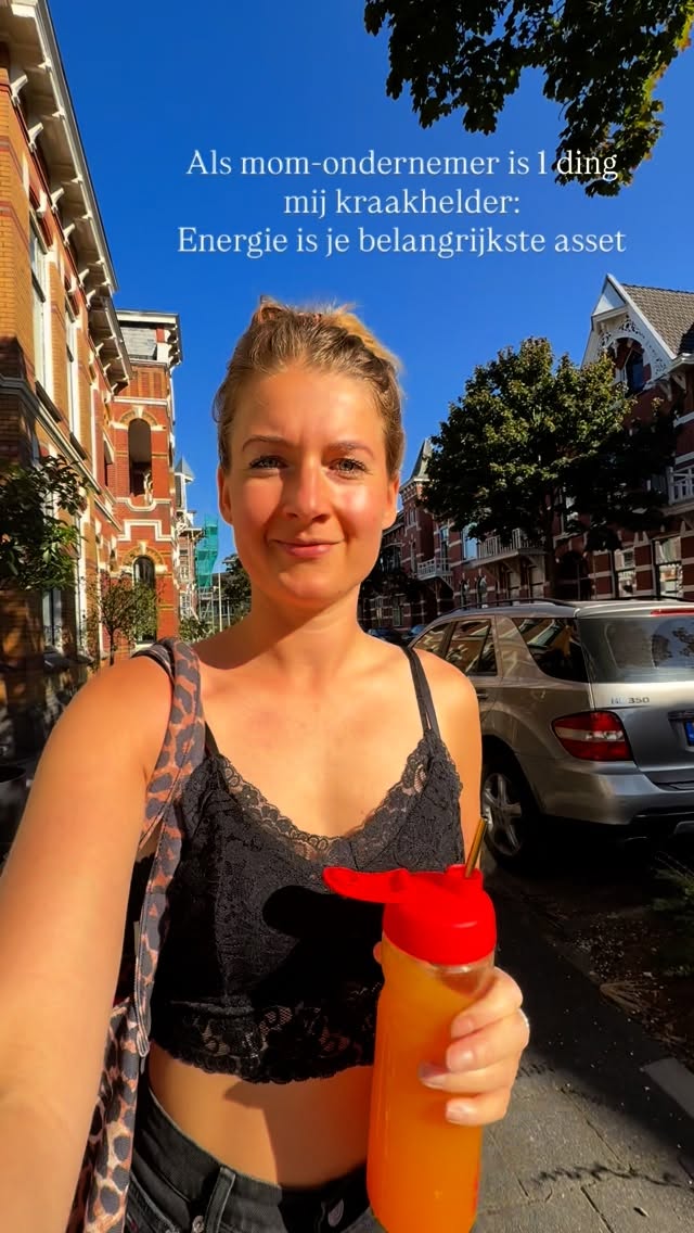 Wie mij al langer kent, weet dat ik een ontzettend hekel heb aan energietekort.
Mijn ijzeren discipline hoef ik dan ook weinig voor te doen als het aankomt op mijn energielevel.
Als ik mij in beeld dat ik weinig energie heb, dan komt mijn ijzeren discipline direct naar boven.
Maaarrr.. Omdat ik al een hoog energie level heb, weet hoe dit voelt.. Kan ik makkelijker intunen op dit gevoel en vanuit daar nog betere keuzes maken voor mijn energielevel.
Deze basis heb ik voor mijn hoge energie level:
- Niet ’s avonds voor de tv hangen, maar op tijd naar bed: 21:00–21:30 (tenzij er een gezellige sociale activiteit is)
- Ontbijten met 4 eieren, avocado, bacon, tomaat en ui → stabiele bloedsuiker & verzadigd tot lunch
- Shotje van de allerbeste visolie
- Magnesium (een goed opneembare specifiek voor het slapen)
- Koffie of matcha ná het ontbijt
- Wandelen voor of na de lunch & minimaal 8.000 stappen per dag
- Elk uur even van m’n stoel af om te bewegen
- Uitbesteden wat ik niet leuk vind
- Nee zeggen tegen mensen/klanten die geen energie geven of niet mijn “cup of tea” zijn
- Wekelijkse reflectie: wat ging goed? Wat vond ik leuk? Waar wil ik meer/minder van?
- Luisteren naar mijn lijf: moe? Dan op de bank, niet door pushen met werk of sport
Ondernemer zijn is fantastisch, het geeft je heel veel vrijheid, maar je moet wel een goede werkgever voor jezelf zijn. Want de valkuil is zeker ook om alleen maar aan het werk te zijn (i was guilty to en nog zeker een weg te slaan daarin). Zeker als je ook een gezin hebt is dit zo belangrijk, anders put je jezelf alsnog uit als vrouw.
Wat helpt jou om meer energie te krijgen? Ben jij je bewust van je energie lekken? Weet jij waar je meer tijd aan zou willen besteden in je leven?
Neem eens een moment om hierover na te denken… we hebben maar één leven voor zover ik weet 🤪
Liefs 💋
