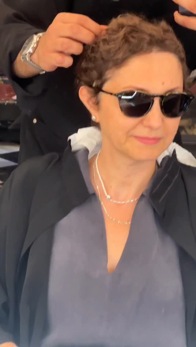 Çok kısa saçlar üzerinde mikro ve medikal kaynak uygulaması yapıldı.
⚠️ Mikro kaynak yaptırmayı düşünüyorsanız lütfen kendinize bu soruları sorun :
✅ Saçlarım doğal ve hafif hissedilecek mi ?
✅ Saç derimde batma veya ağırlık hissi olur mu ?
✅ Kullanılan saçın kalitesi bana uygun mu?
✅ renk şekil hacim ve doku uyumunu dikkate alacak mısınız ?
✅ Saçlarımı topladığımda veya rüzgarda kaynak belli olur mu ?
✅ Saçlarım günlük kullanımda istediğim gibi şekil alabilir mi ?
✅ Uzun vadede kendi saçımı uzatma imkanı verir mi yoksa her yaptırdığımda saçlarım diplerden azalacak mı ?
✅ Çıkartırken doğal saçlarım kopar mı kendi özel solüsyonuyla mı çıkartıyorsunuz yoksa aseton alkol ya da tiner mi kullanıyorsunuz ?
💫 Ayrıca kendinize şunu da sorun:
• Kendimi daha bakımlı ve özgüvenli hissetmek istiyor muyum?
• Saçlarımın bana yakışan en doğal haliyle görünmesini istiyor muyum?
Çünkü gerçek bir mikro kaynak uygulaması, saçınızla bir bütün olur.
Hafifliği ve konforu sayesinde saçınıza zarar verme potansiyeli çok düşüktür.
Görünmez yapısıyla doğallığı ön plana çıkarır saçlarınızın devamı gibi görünür ve size özgüven katar.
✨ Eğer aklınızda sorular varsa ya da en doğru kararı vermek isterseniz, bizden ön görüşme randevusu talep edin.
+90 (533) 776 64 74
.
#sedatbiga #mikrokaynak #medikalkaynak #nisantasi