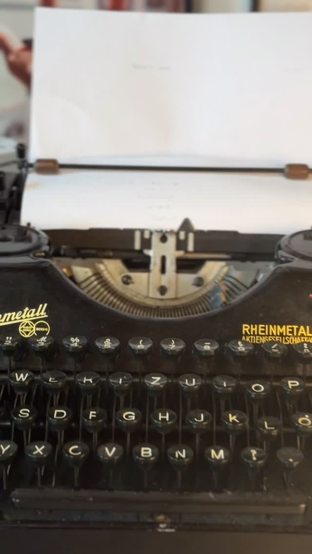 ☑️ Wie komme ich auf die Bucketlist meiner Kunden?
Diese Frage sollte man sich einmal bewusst stellen – und sie verändert den Blick auf eine Kundenbeziehungen komplett.
Denn: Was muss eigentlich passieren, damit jemand denkt …
👉 „Dort muss ich einmal im Leben gewesen sein.“
👉 „Dieses Produkt möchte ich meiner Familie ermöglichen.“
👉 „Das will ich unbedingt einmal gesehen oder erlebt haben.“
Im neuen Blog-Beitrag findest du noch weitere Gedanken und Fragen, die zum Nachdenken anregen – und vielleicht deine ganz persönlichen Antworten hervorholen.
Weiterlesen im Blog: www.bucketlist-schmied.com/blog
#BucketlistSchmied #VomErlebnisZumErgebnis #ClickingQuestions #FragenDieBewegen #ImpulseFürDeinLeben #ZumNachdenken #NeuePerspektiven #Kundenreise #CustomerExperience #InspirationPur