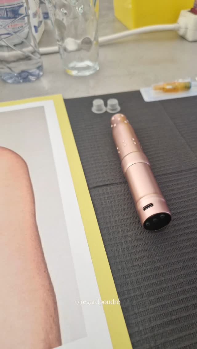 ✨ Voilà, on y est… ✨
Cela fait 10 mois que je m’y prépare.
En octobre 2024, je me suis formée à la dermopigmentation réparatrice des aréoles mammaires en 3D. Depuis, j’ai consacré tout ce temps à m’entraîner, à peaufiner mes gestes, pour être prête à vous proposer cette prestation… à la hauteur de mes attentes 💖.
🎀 À l’occasion d’Octobre Rose 2025, je lance officiellement cette technique au sein de mon cabinet.
Parce qu’après une mastectomie, la dermopigmentation réparatrice est souvent la dernière étape d’un long chemin de reconstruction, à la fois physique et psychologique 🦋.
Pour ce lancement, j’ai choisi d’offrir 3 prestations aux femmes qui en ont besoin 🙏.
📌 Quelques précisions importantes :
✔️ La dermopigmentation réparatrice peut être réalisée après une reconstruction mammaire chirurgicale (qu’elle soit par prothèse ou par lambeau).
✔️ Elle peut aussi être proposée sans reconstruction, pour recréer visuellement l’aréole et le mamelon.
✔️ Dans tous les cas, il faut attendre que la zone soit totalement cicatrisée (généralement au moins 6 à 12 mois après la chirurgie, selon les cas).
✔️ Un accord médical est recommandé pour s’assurer qu’il n’y a aucune contre-indication (cicatrice instable, traitement en cours…).
👉 Comme il s’agit de mes premières réalisations en conditions réelles, je n’ai pas encore de photos personnelles à partager.
En revanche, je peux vous montrer des exemples de résultats visibles un an après, pour vous projeter.
⚠️ Je ne peux pas publier de photos de poitrine/aréole sur les réseaux (blocage possible par Facebook/Instagram), mais je reste à votre disposition pour en discuter.
📅 Rendez-vous en octobre 2025 pour ces premières prestations.
💌 Si vous êtes concernée, ou connaissez une femme qui pourrait l’être, contactez-moi en message privé.
🙏 Merci de partager cette publication autour de vous. Chaque relais peut aider une femme à refermer une étape de son histoire.
La suite arrive... 🤫🥰
📍 Regard Poudré – Homblières (02720)
📲 Réservation par DM ou au 06.49.57.28.05
💻 regardpoudre.wixsite.com/regardpoudre
#octobrerose #dermopigmentation #aréole3D #tatouage3D #reconstructionmammaire #mastectomie #soutiencancer