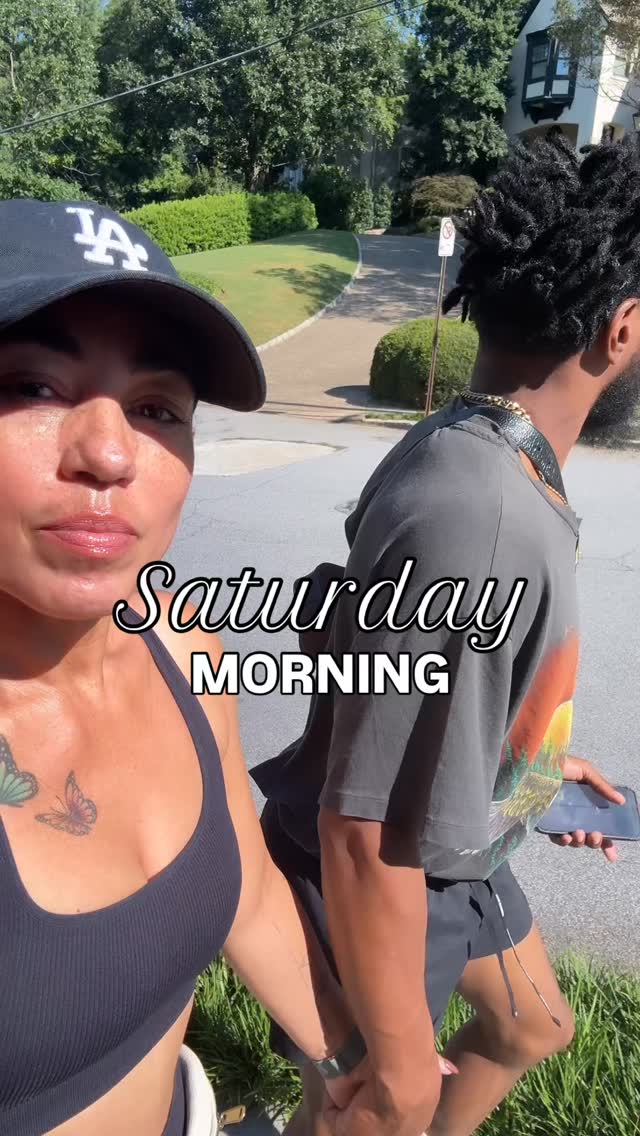 Had such a great morning! We love to walk so a stroll to the farmers market was so fun. 🤩 I racked up 9k steps today and a lil ride on one of those bird things, which by the way scare me 😂 but I was in good hands with hubby. The watermelon mint agua fresca was delicious!