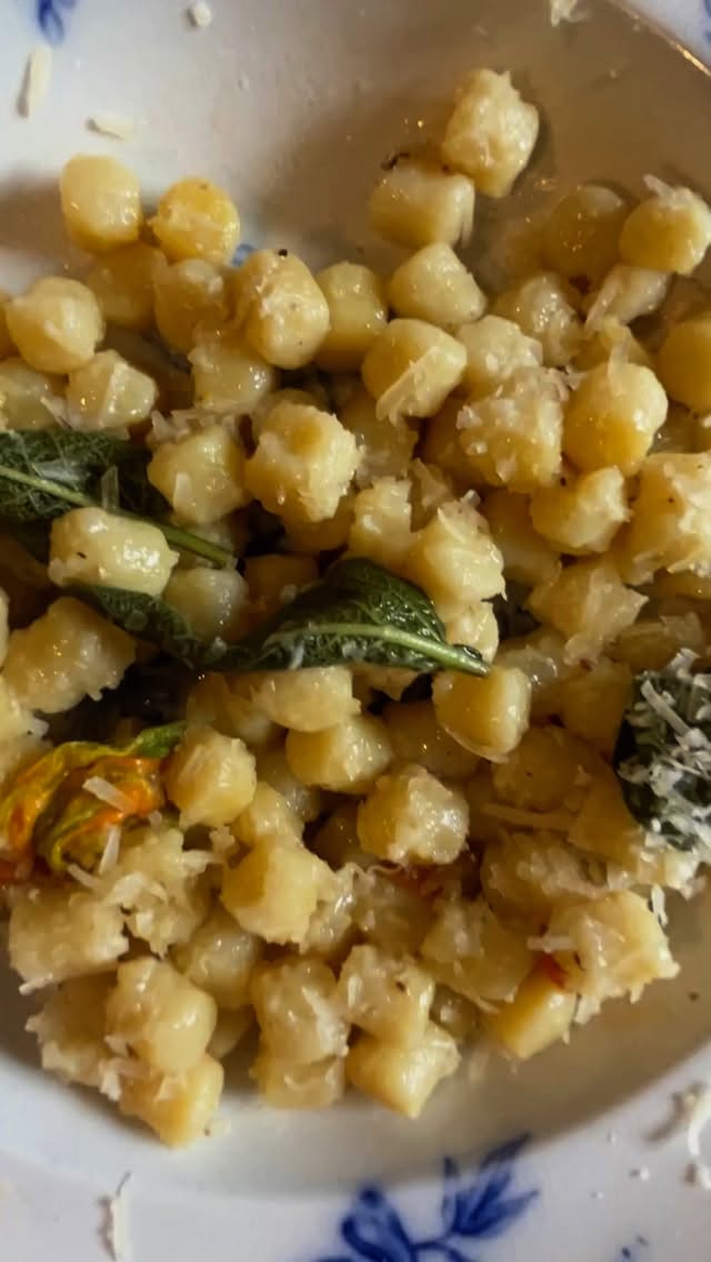Gnocchi di patate con salvia e fiori di zucca ניוקי תפוא עם מרווה ופרחי קישואים בתועפות פרמז׳נו.  #איטליה Gnocchi di patate con salvia e fiori di zucca ניוקי תפוא עם מרווה ופרחי קישואים בתועפות פרמז׳נו.  #איטליה
