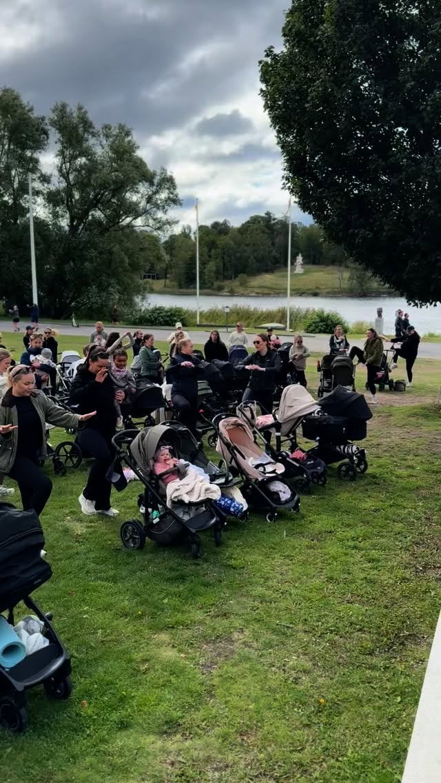SÅ HÄR SER DET UT 🫶🏽
Tänkte först lägga på ett ljud på den här filmen, men den är helt perfekt i sig själv! Musiken, energin, samtalen & skratten - en helt ärlig återspegling av hur vi har det under våra promenader 🩷
Vill du göra oss sällskap? Vi möts varje måndag i korsningen Strandvägen/Djurgårdsbron för en 5km lång barnvagnspromenad med andra föräldralediga - ingen föranmälan, och helt kostnadsfritt 🙌🏽
Nu på måndag får vi sällskap av @xlash , det vill du INTE missa ✨