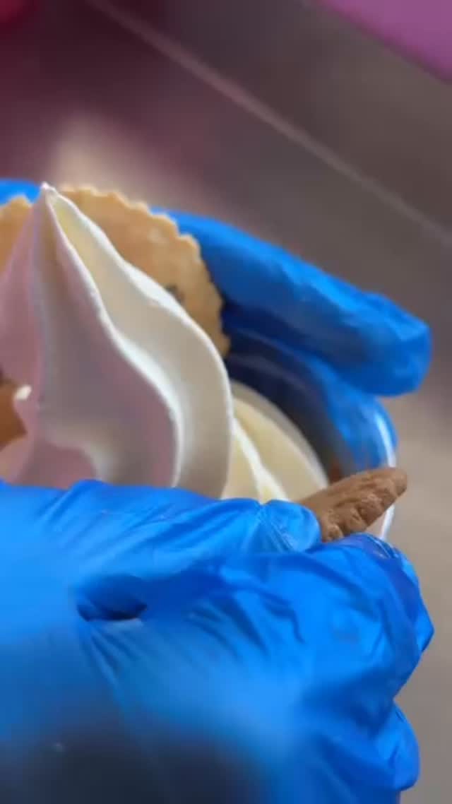 Saturday’s Sundae before the rain comes… 🍦🍫
Kinder Bueno never tasted this good. Sweeten up your weekend while it lasts.
📍 Find us across London & Essex or book the van for your corporate event and bring the sundaes to you.
#KinderBueno #SundaeVibes #WeekendTreats #LondonEats #EssexEats #FoodieLondon #DessertLovers #SoftServeSeason #DICCExperience