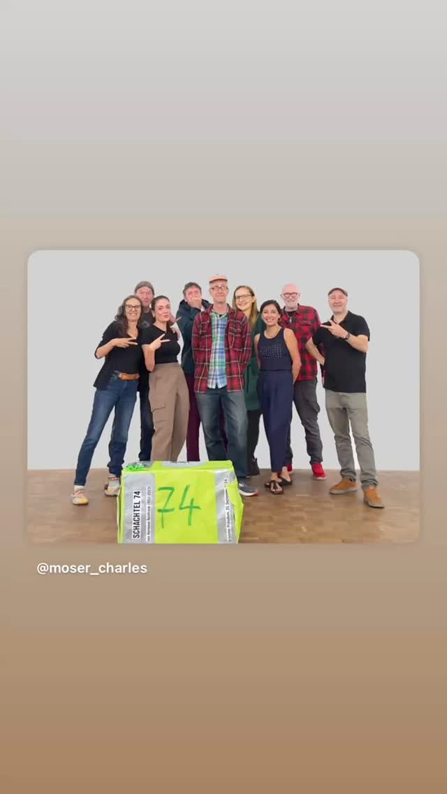 Ausstellung „Schachtel 74“
mit der Association Verdre St.Gallen
Mit Schachtel 74 findet die neunte Sequenz einer Veranstaltungsreihe der Association Verdre statt (www.verdre.ch). Diese widmet sich der Inventarisierung, Aufarbeitung und Vermittlung des künstlerischen Werks von Hermann Reinfrank (1952–2023, St.Gallen). Auf Einladung im Herbst 2024 wählte das Team B74 aus dem umfangreichen Archiv des radikalen Konzeptkünstlers die Schachtel mit der Nr. 74 als Inspirationsquelle zu einer gemeinsamen Gruppenausstellung im B74 Raum für Kunst Luzern: die Fortsetzung eines offenen Systems, das auf feste Zuschreibungen verzichtet und neue Deutungsräume öffnet.
Künstler:innen
B74: Regula Bühler-Schlatter, Helen Eggenschwiler, Matthias Estermann, Christian Frehner, Karyna Herrera, Amalia Maciuca, Charles Moser, Steven Tod, Edward Wright / Association Verdre: Martin Amstutz, Jan Buchholz
Vernissage 8. August 2025 19.00 Uhr
Der grünste Donnerstag, 21. August 2025 Türöffnung 18.30 Uhr, 19.00 Uhr: Pulverisierte Hoffnung: Vortrag mit Medienpräsentation von Florian Blumer, Rechercheur und Reporter bei Public Eye
The Next 👇
Kunsthoch und Finissage Samstag 30. August 11 – 18 Uhr, 14 Uhr „Der grüne Faden“, eine Führung durch die Ausstellung Schachtel 74 mit Guy Markowitsch
Öffnungszeiten Do / Fr 16.00 – 19.00 Uhr / Sa 14.00 – 17.00 Uhr #kunst #ausstellung