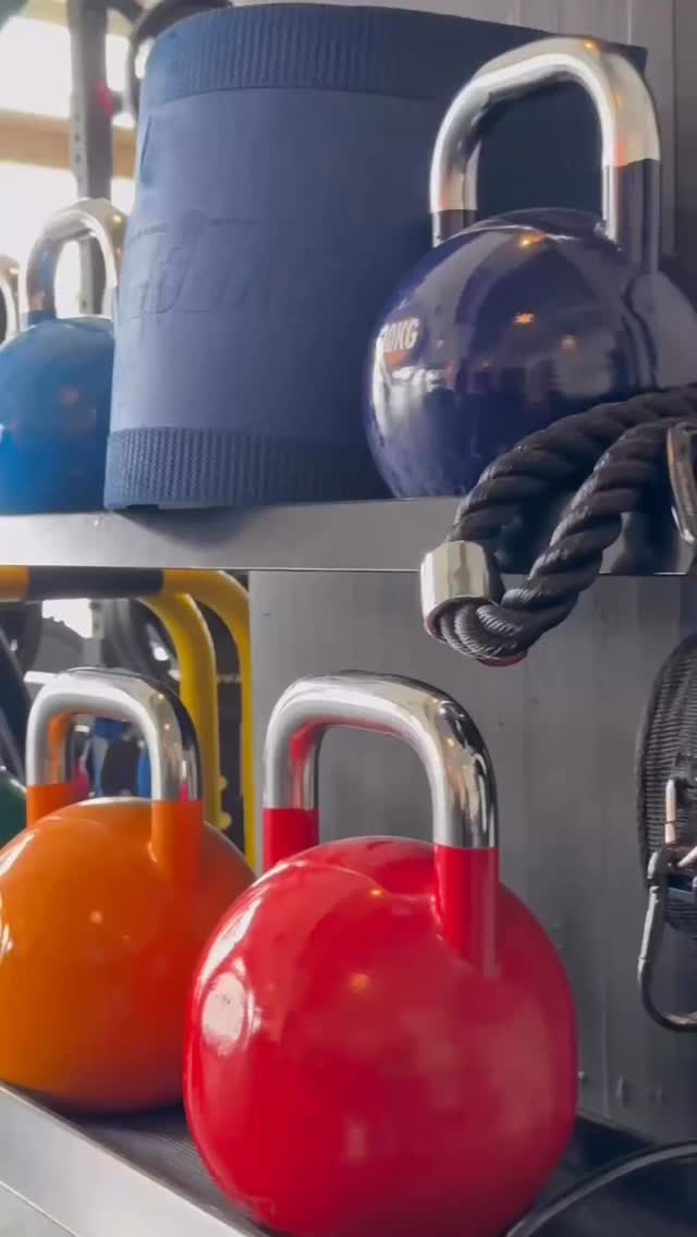 Möchtest du dein persönliches Training auf das nächste Level bringen? Dann bist du bei uns genau richtig!💪🏼
Als erfahrene Personal Trainer unterstützen wir dich dabei, deine Ziele zu erreichen – ganz gleich, wie ambitioniert sie sind.
Mit unserer Expertise helfen wir dir, die besten Übungen auszuwählen, deine Körperhaltung zu verbessern, die passende Ernährung zu finden und deine Motivation hochzuhalten. Gemeinsam sorgen wir dafür, dass du deine Ziele erreichst und wir schaffen das zusammen! 📈
#personaltraining #strongfit #strongfitwetzikon #ems #functionalfitness #wetzikon #gym #emstraining