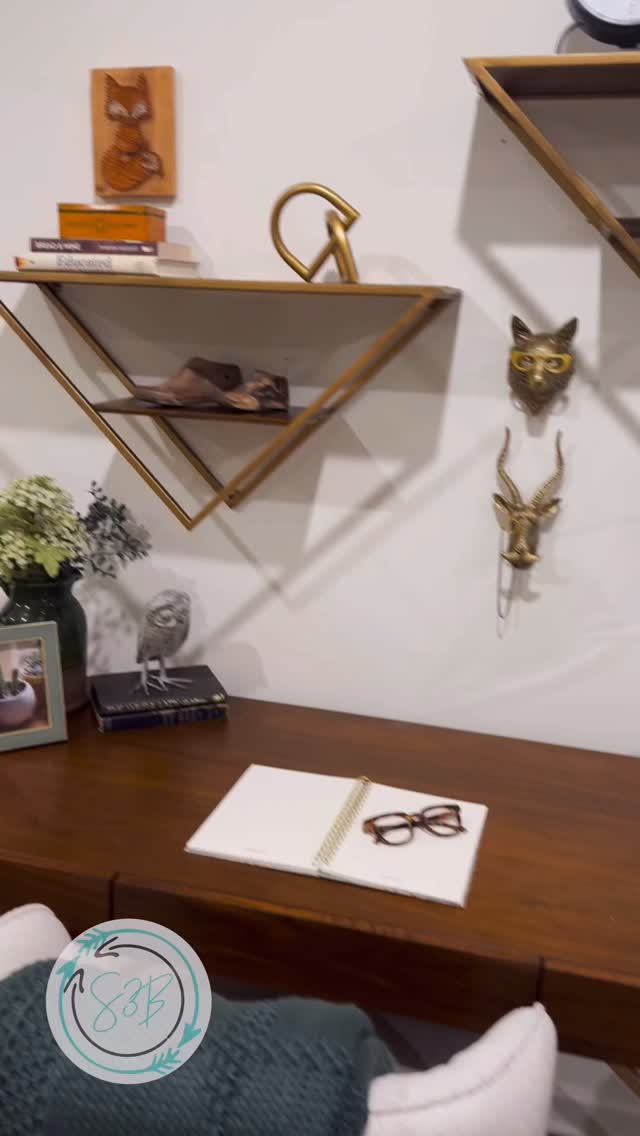 Feeling the Fall Vibes with the green, copper and warm hues used in this model. We based this palette off of the properties branding colors and we love the finished product! Sit back, relax and stay a while!
#multifamilydesign #greystarliving #greystarapartments #modelunit #modelhomedesign #greenhues #fallvibes #fallhomedecor