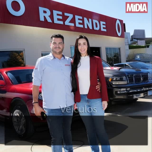 Guaxupé tem uma nova referência no setor automotivo. Com mais de duas décadas de atuação e um nome consolidado no mercado, a Rezende Veículos inaugurou oficialmente sua unidade na Rua Sergipe, nº 20, no Polo Industrial. A chegada da marca na cidade representa a expansão de uma trajetória marcada por compromisso com o cliente, procedência nos negócios e credibilidade construída ao longo de anos.
Fundada por Adenilson Oliveira Rezende, em Monte Santo de Minas, a empresa teve início modesto — vendendo e reformando motos por conta própria. Jovem e movido por um espírito empreendedor nato, Adenilson conciliava o trabalho formal com a paixão por veículos. Em pouco tempo, transformou o hobby em profissão, abrindo sua primeira loja de motos naquela cidade, em uma região essencialmente agropecuária. Com o crescimento do negócio e a fidelização de clientes, veio a transição natural para os automóveis.
Leia a reportagem completa >>> link na bio