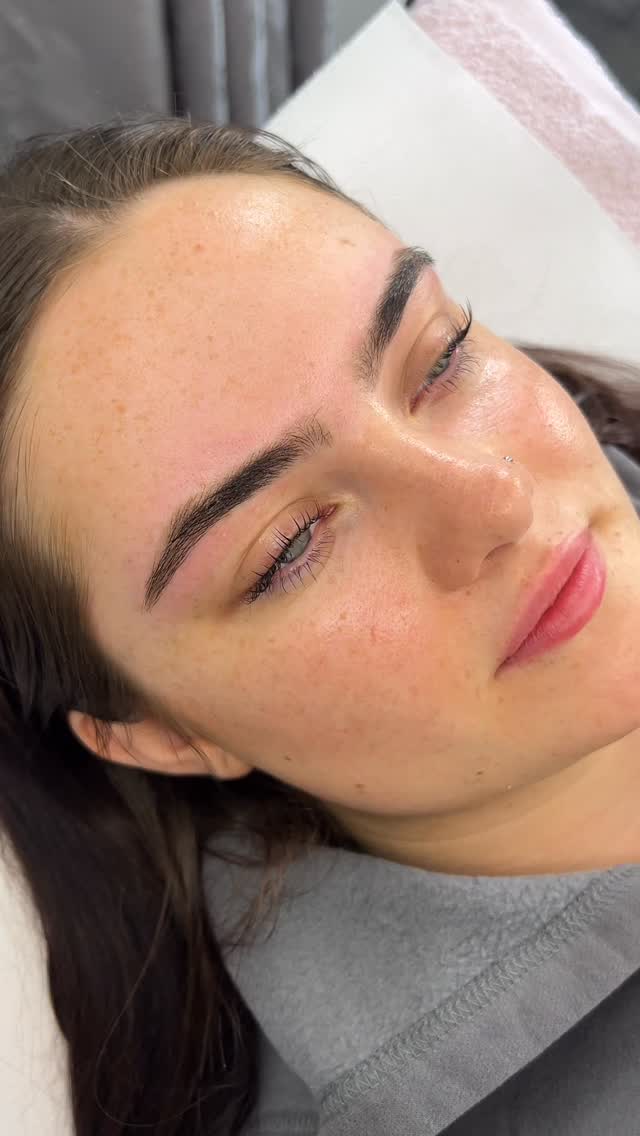 Korean Lash Lift and a little Brow clean up on the gorgeous Georgia 🤍
I am obsessed with the Korean Lash Lift technique! It is a much more gentle product allowing me to apply the solution root to tip of the lash. This gives us an overall softer lash easier to manipulate into our desired lift/curl working on even the most stubborn, straight lashes.
#koreanlashlift #lashlift #lvl #lashliftswords