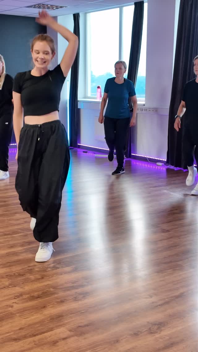 ๐ Welcome to the team @annlember ๐
Since this Monday we have a new amazing shuffle & shapes teacher ๐ฅณ
Come dance with Ann every Thursday 19:00-20:00 in shuffle & shapes intermediate class โบ๏ธ
#shuffle #cuttingshapes #shuffleshapes