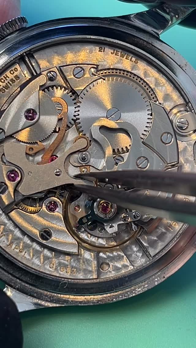 The legendary IWC calibre 853 features the patented Pellaton winding system, one of the most efficient automatic winding mechanisms ever made. Instead of relying on delicate gears, it uses a clever cam and pawl system to convert the rotor’s movement into power in both directions. This ingenious design not only improves efficiency but also greatly reduces wear, one of the reasons these movements are still running beautifully decades later.
#IWC #VintageWatches #CollectibleWatches #SwissMade #TempoPrima