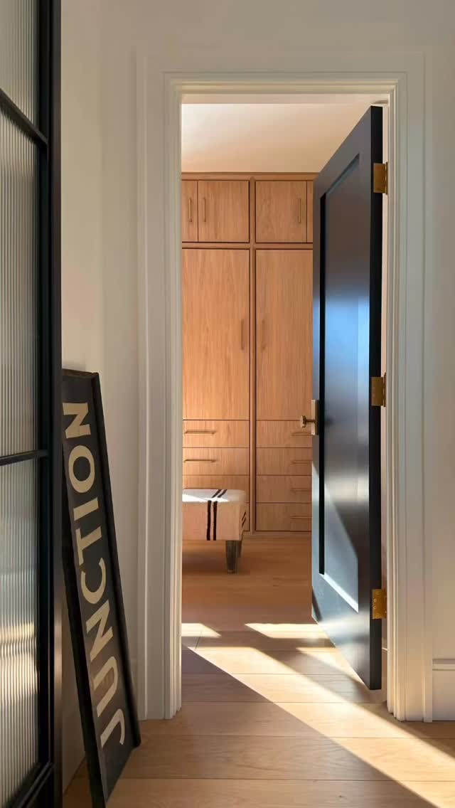 Through the doorway, sunlight reveals the quiet geometry of a custom-crafted dressing room
.
.
#luxurylifestyle #finehomebuilding #archdaily #archilovers #customhomes #homerenovation #familyhome #customcabinetry #bespokeinteriors #minimaldesign #moderndetails @sterlingcustomcabinetry
.
.
@andrewbartolotta_aia
@kellyandcodesign
@dannick_carpentry_llc