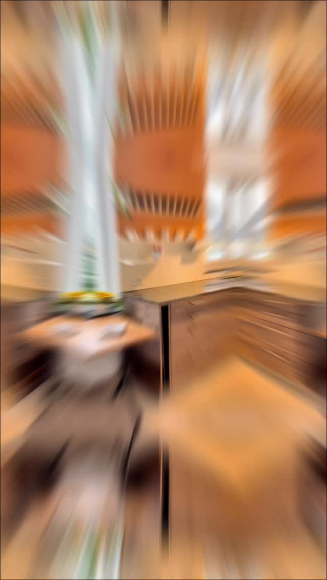 Eine Küche, die den Alltag erleichtert und alle Mitbewohner berücksichtigt. 🐾 Die Kombination aus warmem Holz, hellen Fronten und durchdachten Details macht den Raum zum neuen Lieblingsort für Zwei- und Vierbeiner.