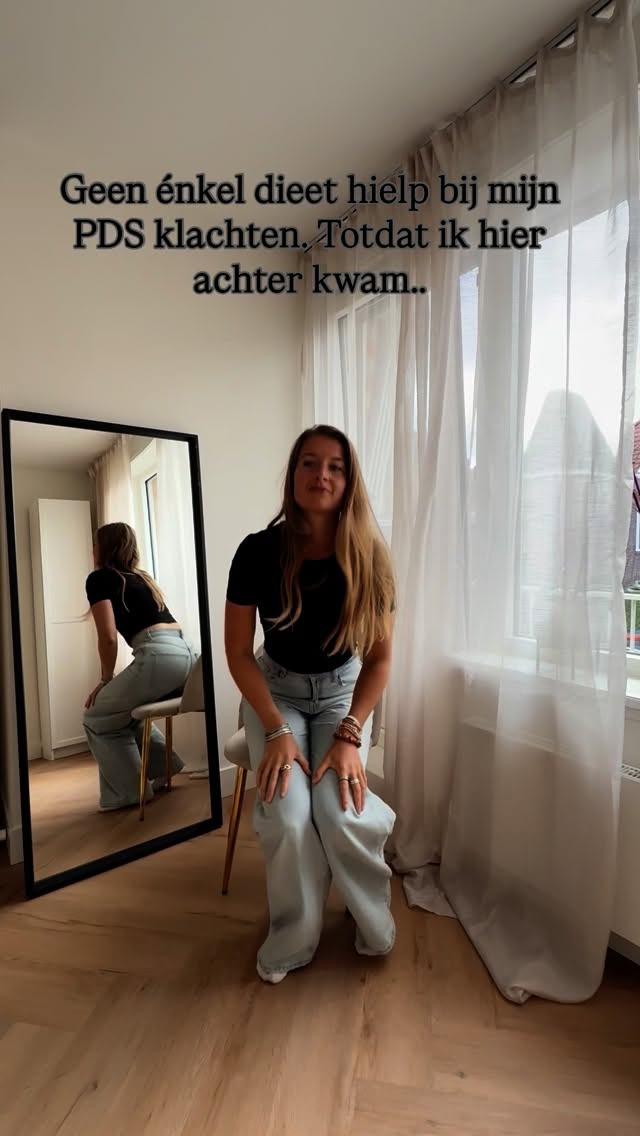 Ik vond “stress verlagen” altijd zo’n k*t advies… maar heel eerlijk? Het was dé gamechanger voor mijn darmklachten, tien jaar geleden.
Ik weet het nog als de dag van gisteren: ’s ochtends werd ik wakker met een platte buik. Maar hoe verder de dag vorderde, hoe meer hij opzwol. Aan het einde van de dag leek ik wel 30 weken zwanger.
En dan heb ik het nog niet eens over de slopende vermoeidheid, de stress over wát ik wel of niet moest eten, welke kleding ik aan kon trekken die de hele dag zou passen, en de schaamte voor die opgeblazen buik. Ik voelde me allesbehalve aantrekkelijk en dat op mn 17e.
Ik probeerde elk dieet dat werd geadviseerd: glutenvrij, lactosevrij, zuivelvrij, FODMAP, suikervrij, e-nummervrij, koolhydraatarm… noem maar op. Het hielp niets. Mijn vertrouwen in een oplossing zakte steeds verder, en mijn stress rondom voeding nam alleen maar toe.
Omdat ik vastliep in die stress en de angst voor ernstige klachten zoals darmkanker, besloot ik een mindfulnesscursus te volgen. Niet om mijn klachten op te lossen, maar om de stress rondom eten en angsten voor ziekten te verminderen.
Ik had het zelf nooit verwacht, maar het werd een echte gamechanger in mijn herstelproces.
Mijn opgeblazen buik bleef, maar de duur en intensiteit nam af. Door niet ‘’weg te willen’’ van mijn buikklachten en te verkrampen, maar er bewust naartoe te ademen en te ontspannen, merkte ik na een tijdje verschil. Soms deed ik zelfs een dutje als kleine “reset”.
Dit was mijn eerste stap richting herstel. Daarna begonnen voedingsaanpassingen en diëten wél effect te hebben.
Zo zie je maar: de schade die stress aanricht, fix je nooit alleen met voeding. Je kunt alles optimaliseren wat je eet, maar als je stress negeert, blijft dat vaak in de weg staan.
Heb jij weleens ervaren dat stress verminderen veel voor je heeft gedaan?