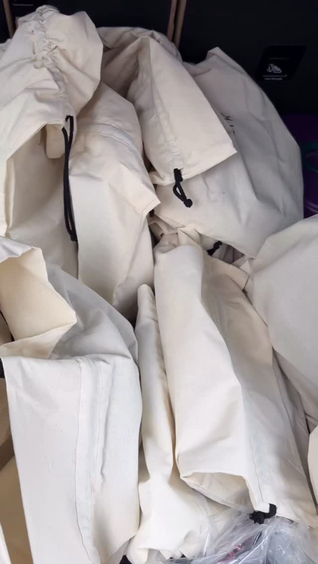 Nasze torby już w Warszawie!
Z radością informujemy, że kolekcję KULIK znajdziecie teraz w wyjątkowym miejscu – @thankyouconceptstore na ul. Mysiej 3.
To butik, który celebruje piękno, jakość i lokalne marki.
Zajrzyjcie, dotknijcie, przymierzcie – czekamy na Was!