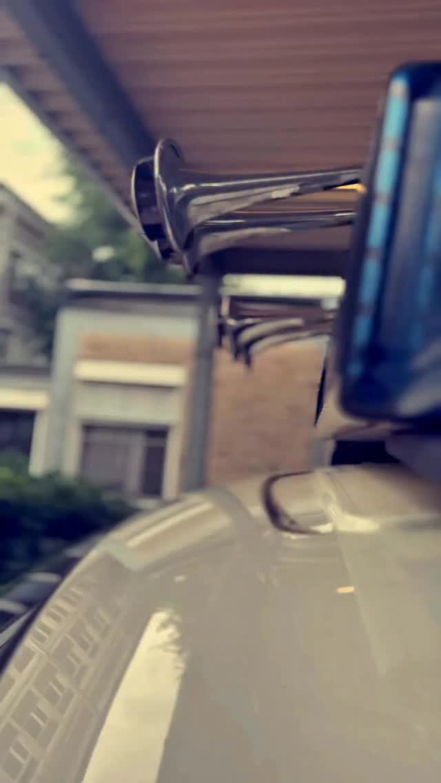 🚑 „Wir haben den schönsten Beruf der Welt – aber vergessen manchmal, warum.“
Der Rettungsdienst steht an einem Wendepunkt.
Werte. Haltung. Zusammenhalt.
Es braucht mehr als Fachwissen – es braucht Mut zur Veränderung.
🎧 In der neuen Folge von Tatütata – Das Mindset ist da sprechen
📍 Ralf Bischoni (Leiter Rettungsdienst Malteser NRW),
📍 Elias Rayani & Fee Pohlmann
über echte Herausforderungen – und echte Lösungen.
📘 Leitfäden, Coaching, Fortbildungen für dein Team?
👉 Wir kommen zu euch an die Wache.
👇 Kommentiere:
Was wünschst du dir für die Zukunft im Rettungsdienst?#rettungsdienst #112