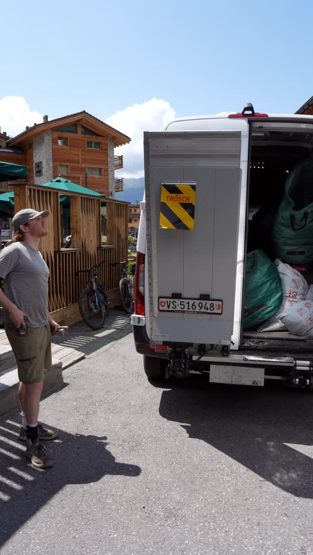 Levelling up our game 🚐💪 Thanks to Apollo 15’s electric van ramp, handling waste, removals, and all your heavy logistics has gotten a whole lot easier… sometimes bigger really is better 😉♻️
——
Nous passons à la vitesse supérieure 🚐💪 Grâce à la rampe électrique du fourgon Apollo 15, la gestion des déchets, les déménagements et toutes vos opérations logistiques lourdes sont devenus beaucoup plus faciles... parfois, plus grand signifie vraiment mieux 😉♻️
#VerbierGreen #SustainableLogistics #RecyclingMadeEasy #ElectricVan #BiggerIsBetter #EfficiencyInAction #OnTheMove