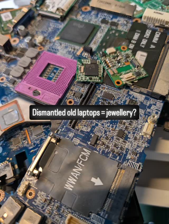 Where did I put that 8mm diamond circle bit?
Can't let these lovely bits of PCB go to waste 😊💍❤️
#recycle #recyclingcomputers #jewellery #jewellerydesign #Scotland