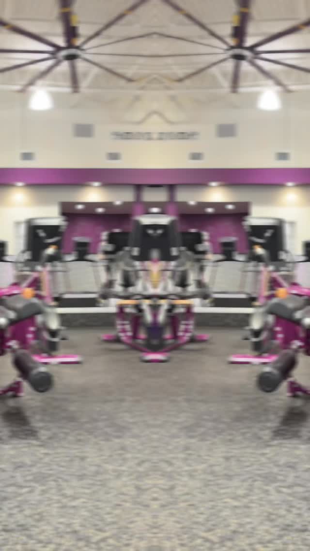 Firing up the glutes with weighted clamshells! 💪🏽🔥 Adding a 25lb resistance boosts hip stability, strengthens glute medius, and helps prevent knee and lower back injuries. Strong hips, strong lifts.
#clamshells #hips101 #gluteswork #gym101