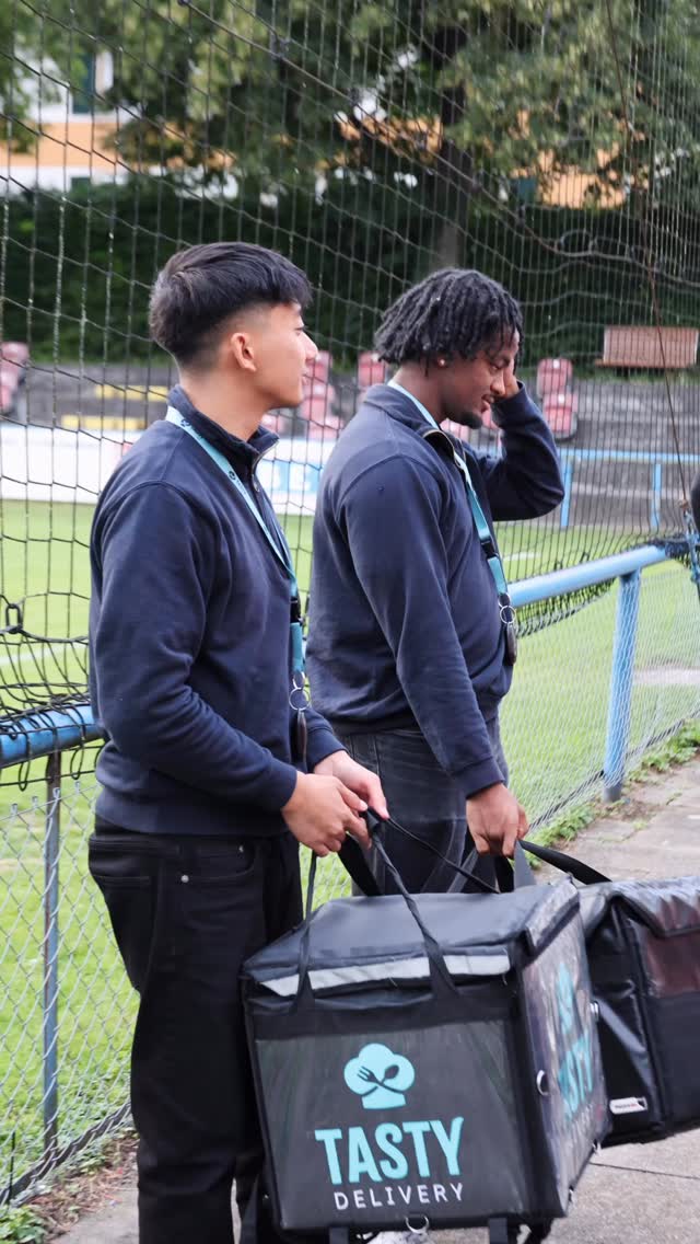 Starker Teamspirit – auf und neben dem Platz! 🥳⚽
Wir sind auch in diesem Jahr wieder stolzer Partner des @sc_konstanz_wollmatingen und freuen uns, Teil dieser großartigen Gemeinschaft zu sein.
Am Wochenende wurde das mit einem tollen Mannschaftsabend gefeiert – voller Energie, Zusammenhalt und guter Stimmung.
Starke Leistung entsteht immer gemeinsam.
www.tasty-delivery.de