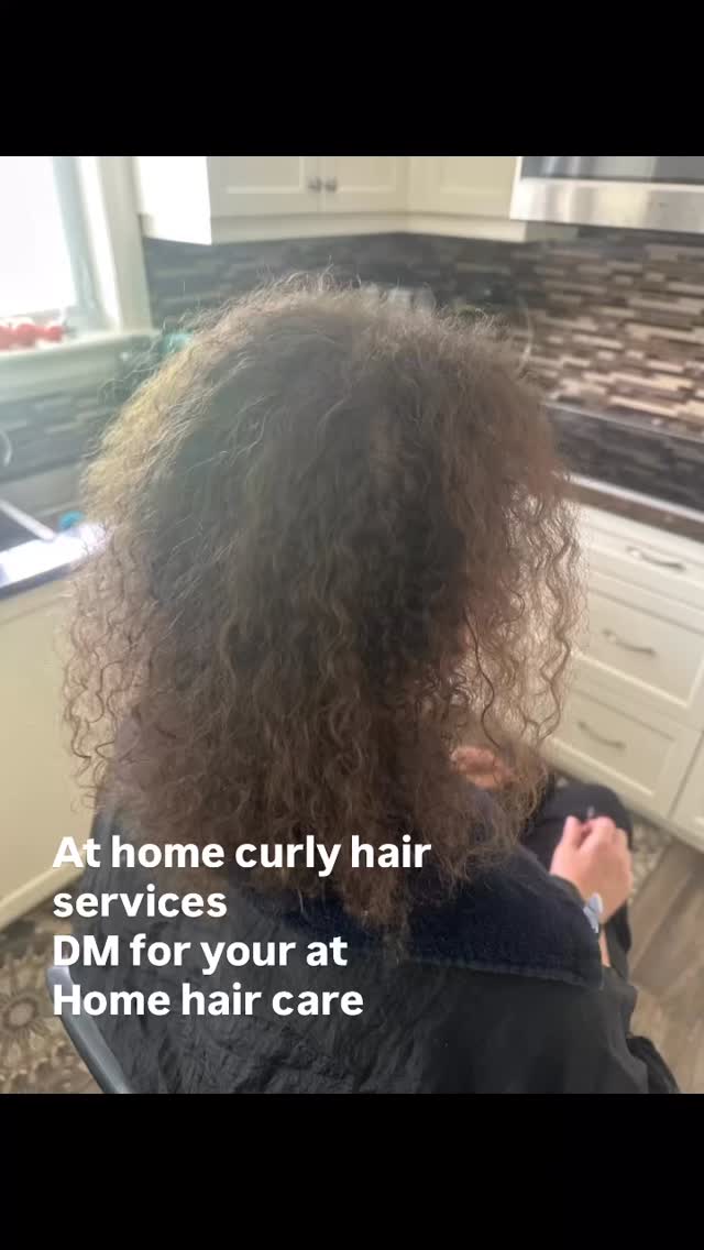 ✨ Ottawa At-Home Curly Hair Care ✨
No need to leave your house, I bring the salon experience to you! From treatments to styling, I care for your curls while you relax in the comfort of your own home.
#frizé_frizé #frize_frize #Hairproduct #naturalhair #ottawamobilehairstylist #coilyhair #otyawacurlyjair #Curlyhair #Hairproducts #Haircuts #Hairstyles #Crueltyfreebeauty #Texturedhair