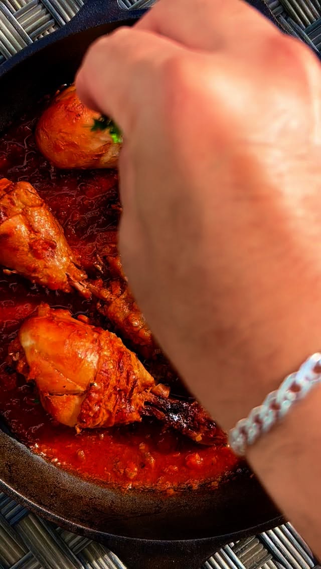 Empezamos una nueva etapa con Cocinando con La Cuchara de Plata.
Comenta esta primera receta y te la envío por DM.
¿Sabías que en Italia este libro, La Cuchara de Plata, solía regalarse a las mujeres cuando se casaban? Era una tradición vista como un símbolo de crear hogar, de compartir y de alimentar no solo el cuerpo, sino también el corazón de la familia. De ahí nacieron muchas de las recetas que con el tiempo se convirtieron en “la receta de la abuela”, un legado de amor, nostalgia y unión alrededor de la mesa.
Algunos hoy en día ven eso mal, pero estoy seguro de que muchos disfrutan de la buena comida que existe gracias a que a nuestras abuelas se les enseñó a alimentar con amor. Y quizá allí empezó la inspiración de grandes chefs que todavía hoy cocinan con ese mismo espíritu.
#receta #polloalacazadora #recetadepollo #lacucharadeplata