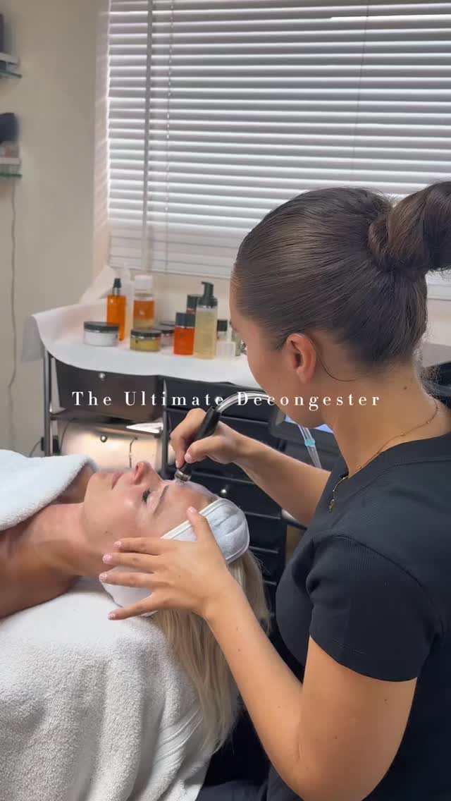 POSEIDON HYDRADERMABRASION 🔱
Delivers a chemical and physical peel with no downtime. Cutting edge technology with the perfect balance of power and hydration. How will your clients benefit?
❗️Instant decongesting
❗️Reduction of blackheads
❗️Increase skin cell turnover = younger skin
❗️Improves skin texture for smoother skin
❗️Reduces fine line depth for anti ageing
❗️Instantly brightens skin
❗️Improves acne scarring with multiple treatments
❗️Feels amazing 🤩
